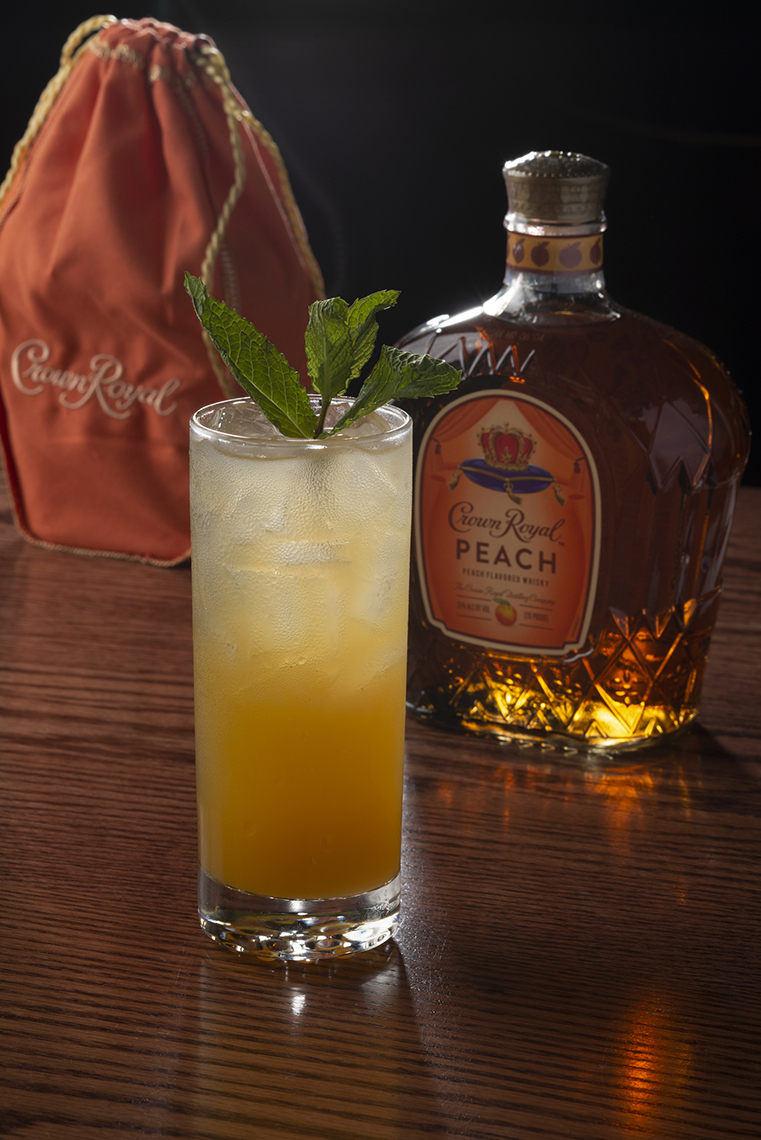 CrnRylPch220504HolidayBar0742